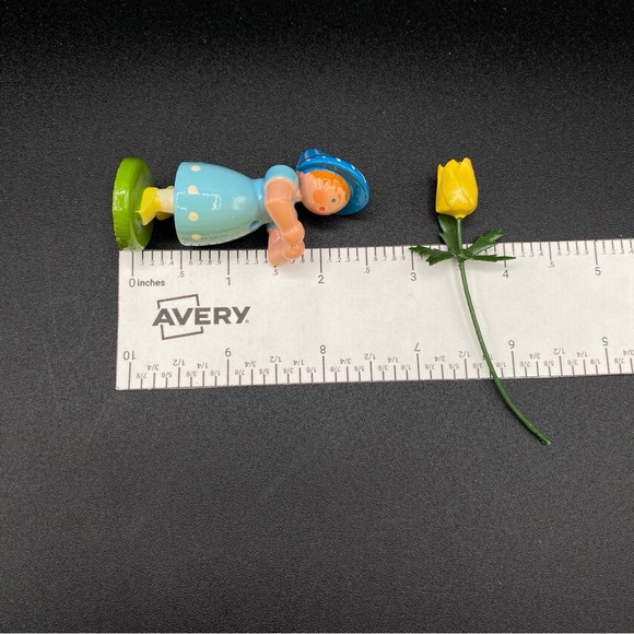 Very Old ERZGEBIRGE German Hand Carved Wooden Girl Holding Yellow Daffodil - Picture 14 of 15